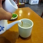 Kabeya - 蕎麦を食べ終わって残った美味しい蕎麦出汁はリチンたっぷりの蕎麦湯に加えていただきました。
      