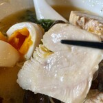 麺屋すみす - 鳥チャーシューまで入ってる。具材バラエティ素晴らしい