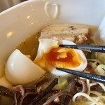 麺屋すみす - 煮卵を割るとテンション上がります