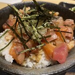 酔灯屋 - 海鮮丼はサイコロ状の刺身にゴマだれが掛かっています