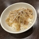 Chimma Ya - 【2023.10.11(水)】日替り定食（豚バラ塩焼肉丼＋半担々麺）1,100円→750円の豚バラ塩焼肉丼