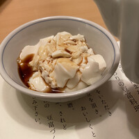 豆富料理と吟醸せいろ蒸し 八かく庵 大阪ステーションシティ店 - まずは美人スタッフさんオススメの出汁醤油で食べました