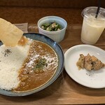 マンダリン - 牛すじカレー　マンゴーラッシー