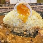 元町サトナカ - きのこチキンカレー（大）＋半熟味付玉子（断面）