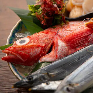 生魚片配鮮魚和日本料理由擁有35年經驗的廚師烹製的家常菜餚