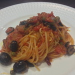 イタリア食堂　ちぇるきお - 黒オリーブ アンチョビ ケッパーのトマトソース