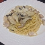 イタリア食堂　ちぇるきお - トリモモ肉とキノコのクリームソース