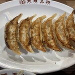 大阪王将 - 元祖餃子（1人前）ハーフ接写