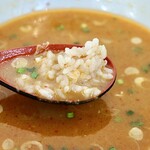 じゅんちゃんラーメン - ご飯をスープにくぐらせて