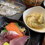 タカマル鮮魚店 - 日替り定食（えぼ鯛・鯖の竜田揚げ餡掛け・刺身小鉢）