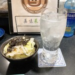 三酉屋 - お通し330円と翠ジンソーダ418円