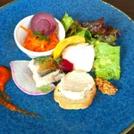 オステリア ラ・マンテ 本店 - 人参サラダと…左手前は鰯、そのとなりはゴボウクリーム？真ん中はチキン、チキンにつけるマスタードは右に…あとは…忘れちゃったよー！        でも