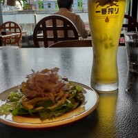 上野洋食遠山 - セットサラダと生ビール