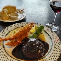 上野洋食遠山 - しっかりした肉質のハンバーグでした。