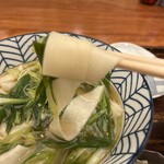 棊子麺茶寮 いしこん - 持ち上げるとずっしり太めで厚さもしっかりしています。