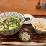 棊子麺茶寮 いしこん - きしめんを注文すると「本日のごはん」と「本日の一品料理」が付きます。