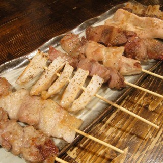 The carefully selected Yakitori (grilled chicken skewers) is delicious!