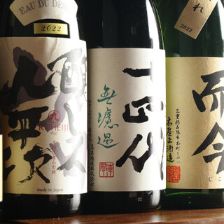 可以品嘗到全國的稀有日本酒!大型陳列櫃是最精彩的部分!