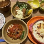 Wago Han To Kafe Chawan - 選べる3種の惣菜和膳（牡蠣フライ、ハンバーグトマト煮、海老グラタンをチョイス）ご飯はキヌアごはん黒米入りをチョイス