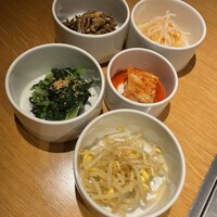 ビーフキッチン 恵比寿店 - ナムル４種盛り、白菜キムチ