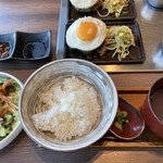 鉄板和食とワイン 萬鉄 - 肉汁ハンバーグ+目玉焼き追加　1650円は安い！