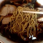 サングリーン - 醤油ラーメン（800円）の大盛り（＋100円）︰麺リフトアップ