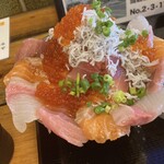 武蔵ノ麦穂 - 極上爆盛りはみ出る海鮮丼