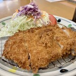 トリエドール - 「ロースカツ定食」のトンカツのアップ…