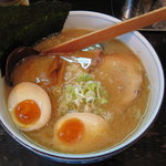 「らーめん　ふらり」の特製とんこつ醤油らーめん　　僕はこれが一番好きです