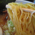 「らーめん　ふらり」の特製とんこつ醤油ラーメンの麺　たまご麺です^^