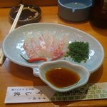 すし栄 - 鯛のお刺身、ポン酢でやくみは鷹の爪