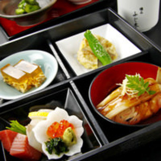 午餐还可以享用怀石料理。购买新鲜海鲜和正宗日本料理的超值优惠。