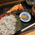 山海料理 RAKUMI - 厚切銀鮭焼としらす丼です。（2023年10月）