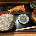 Sankai Ryouri Rakumi - 厚切銀鮭焼としらす丼です。（2023年10月）