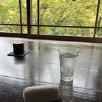 茶房 天井棧敷 - 窓際のお席に座ると秋の始まりを感じます。