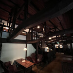茶房 天井棧敷 - 江戸時代の酒造り酒屋を移築したそう。大きく太い天井の梁。2階席は天井桟敷席。