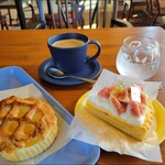 R&cafe - アップルデニッシュとイチジクタルト+コーヒー470円