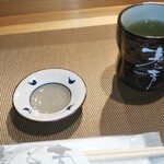 寿し芳 - カウンター前、お箸、おしぼり、お皿、お茶。