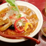麺ダイニング ととこ - つったいまっかなトマト酸ラーメン1130円、煮玉子(無料)