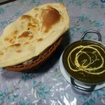 The Kitchen&CAFE - ほうれん草チキンカレー、プレーンナン