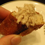 欧風小皿料理 沢村 - 炙って暖かいバケットに乗せて頂きましたが…赤ワインにバッチリ合います。