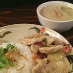 Sha mu - ここのカレー食べると汗だくになる。