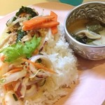 タイ屋台 racha - グリーンカレー、ピリ辛サラダなど