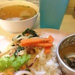 タイ屋台 racha - スープも出てきてアップ写真