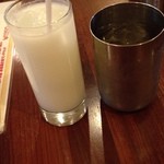 アーンドラ・キッチン - セットのラッシーとお冷