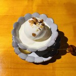 BISTRO 塒 - 卵黄と生クリームのフラン　カルダモンのセミフレッド　梨のソース