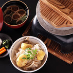 Today's Kamameshi (rice cooked in a pot) (eel, matsutake mushrooms, chestnuts, etc.)