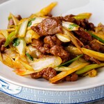 Stir-fried lamb meat and plenty of Kujo green onions