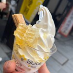 杉養蜂園 - 料理写真:巣房蜜ソフトクリーム 830円