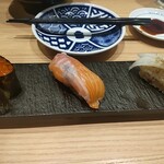 Sushi Sake Saka Na Sugi Dama - こちらはアラカルトのいくら、サーモン、えんがわの昆布〆